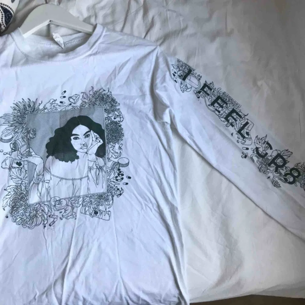 Supercool tröja som jag har köpt av en tjej på instagram som hon själv har ritat. Den har tryck på bröstet och båda ärmarna.. T-shirts.