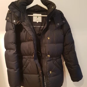  - Boomerang  dunjacka mörkblå. Står XXS på jackan men det stämmer inte, den är en SX. Haft jackan på mig 2-3 ggr, i nyskick. 