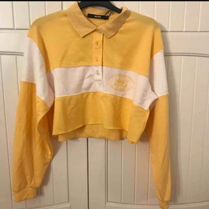  - Gul och vit  croppad piketröja från  Bikbok i storlek S. Aldrig använd lappen och sitter kvar.  Mötas upp i Malmö, hämta hos mig eller står köparen för frakten.