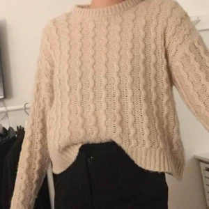  - Superskönt stickad tröja som INTE sticks. Köparen står för frakt