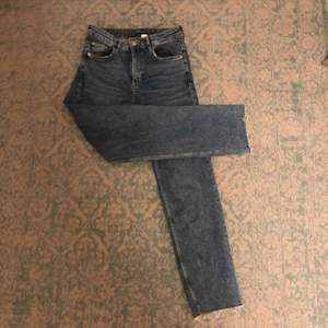 Sjukt snygg jeans lite för stora för mig därför jag säljer💓 ”raka i benen” 