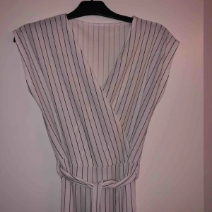  - Galet snygg jumpsuit dress, långa vida ben med fin midja! Passar perfekt till bröllop o liknande, den har tyvärr inget märke eller lapp om var den är ifrån och kommer inte ihåg vad butiken hette! Men väldigt bra kvalite!