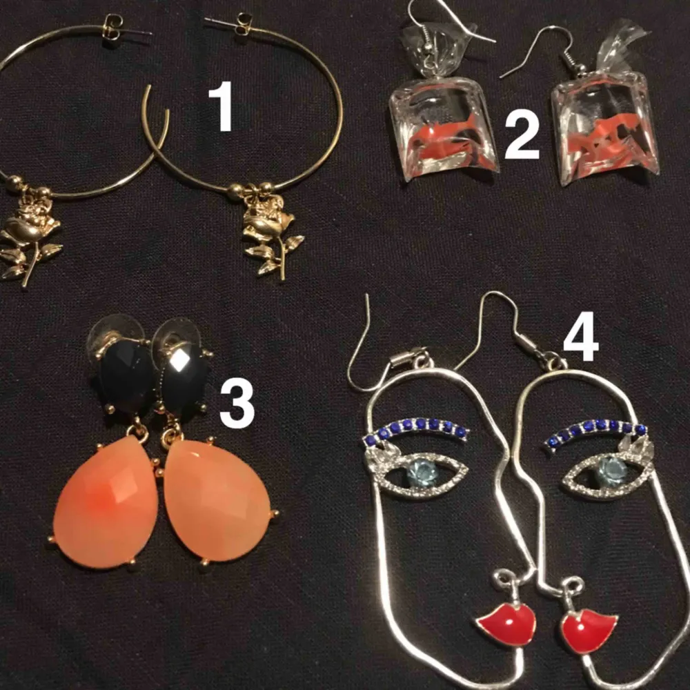Olika unika örhängen! 🔴1.Sålda🔴2. Sålda🔴🌸 3. Blå/rosaorange örhängen  20kr🌸 4. Ansiktsörhängen aldrig använda 30kr🌸. Accessoarer.