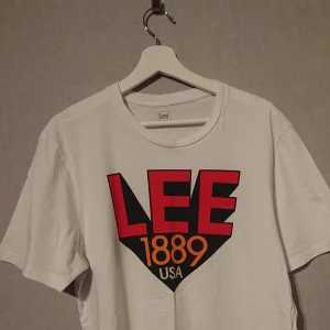  - Säljer denna stil-rena T-shirt från Lee då den inte passar mig. Den köptes på MQ för snart 1 år sedan för dryga 400 Kr. Den är i hög kvalite då den inte används mycket. 