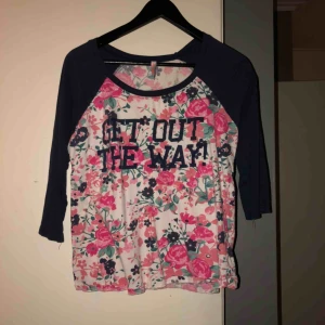  - Baseball inspererad tröja, fina färger. Lappen säger XL men har råkat krympa i tvätten så känns som en M. Trekvarts ärmar. Köparen står för frakten.