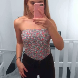  - en fin tub-top från Zara! säljer pga för stor för mig. men väldigt fin annars och skön! frakt tillkommer! 