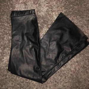  - Flare byxor i fejksskinn, jättesnygga men tyvärr för stora för mig 😩 Byxorna har lappen kvar. 