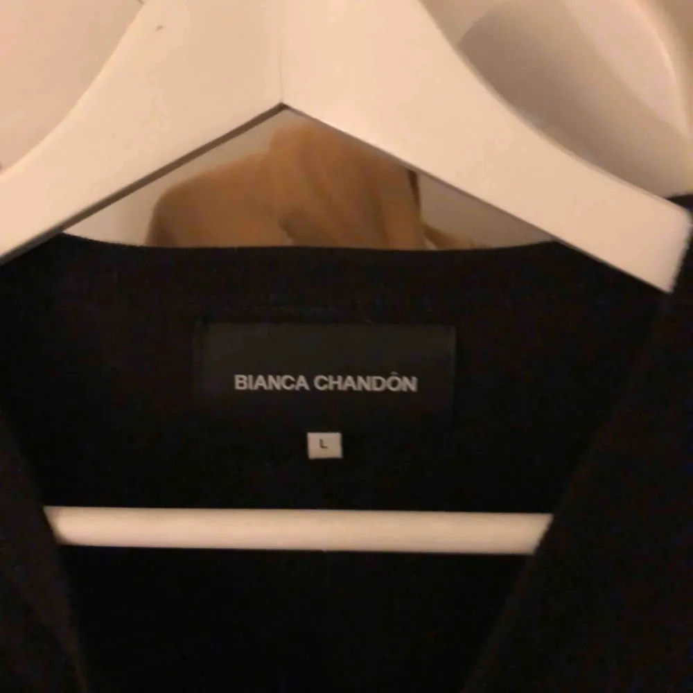 SNYGG oversized tröja från designern Bianca Chandon. En stor favorit som nu ska lämna garderoben 😢 pm för mer frågor!! . T-shirts.