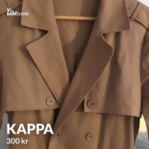  - Lång beige kappa. 