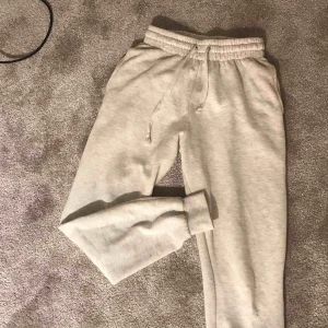  - Superfina mjukisbyxor!💞 näst intill oanvända men lite noppriga (se bild 3) men inget man tänker på :) frakt tillkommer till priset 