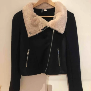  - Jacka från H&M storlek 36, knappt använd, väldigt fint skick! Kan mötas upp i Malmö men även frakta, köparen står för frakten!😊