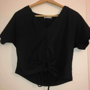  - Fiiin v-ringad blus från Zara med snörning. Använd några enstaka gånger men i gott skick. Möts upp i Stockholm, annars står köparen för frakten!