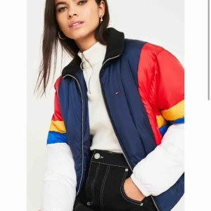  - Frakt ingår (: Nypris 2023kr. Skön pufferjacka i storlek S från Asos där den nu är slutsåld. Finns fickor på den och en lite högre krage. Kan även mötas.