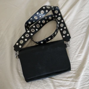  - En helt ny trendig väska från Monki! Så himla fin, säljer för att den inte har kommit till användning vilket den förtjänar. Helt oanvänd 💘