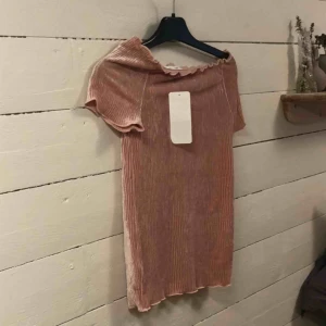  - Jättesöt sammets-plisserad skimmrig topp i strlk 170, men skulle säga att det är en xs💘aldrig använd med prislapp kvar