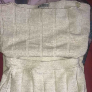 Set från Asos - Matchande set från Asos. Storlek S i tröjan och M på kjolen.