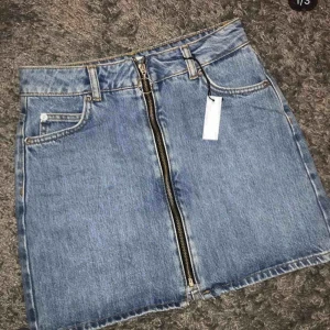  - Gullig jeanskjol i väldigt bra skick