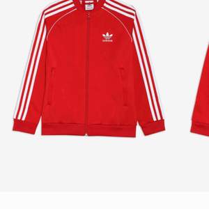 Adidas kofta🌸 Röd och vit adidas kofta aldrig använd☺️ Frakt 50kr( priset kan sänkas vid snabb affär)