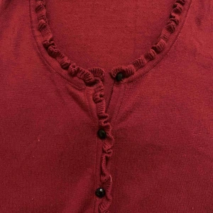 Tröja  - Super snygg vinröd tunn kofta med små knappar och en extremt snygg ( inte så djup) urringning 