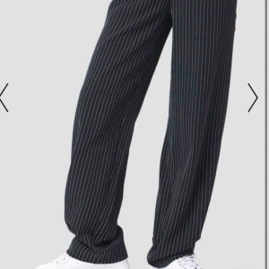  - Ett par jätte snygga kostym byxor från NAKD. Sömmarna längs ned har gått upp, (jag tycker det är snyggare). Säljs pga alldeles för stora i midjan för mig. De är använda 10 ggr ungefär. 