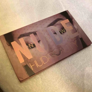  - Helt oanvänd hudabeauty palett ”NUDE” den är helt oanvänd. Dock har ”kinky” gått sönder så försökte ”laga” den. Därför är den sådär, men annars aldrig använd💕 kom med egna priser, då jag bara vill bli av med den😍 nypris är 795kr