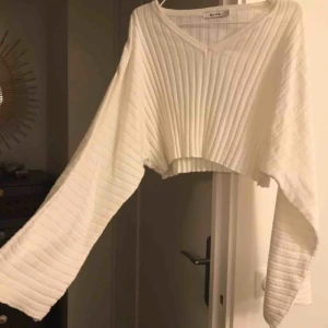  - Ribbad-tröja. Vida ärmar och croppad modell