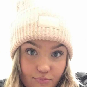  - Acne liknande mössa från hm! Jättesnygg och i nyskick. Säljer pga att jag inte använder den längre. 