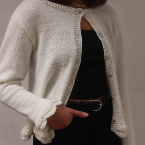  - En vit stickad kofta med en touch av glitter och små knappar, perfekt till vardags🤩🤩