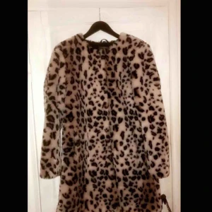  - Jofama fuskpäls i nyskick, använd ca 2 gånger. Köpte den för 2000 kr.   Pris kan diskuteras, hör av er vid intresse!