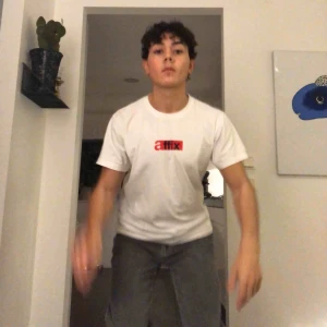  - Thriftade från spanien, gråa  corduroy byxor. 29x33.  as niceiga och baggy sitter fint på bulkiga skor. fräscha som fan köp asså riktig steal svär. vida 