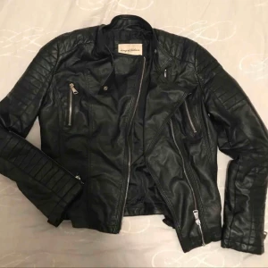  - Skit snygg skinnjacka. Sparsamt använd. 70kr
