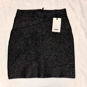  - Svart glitter kjol från bikbok, strl xs. Oanvänd, prislapp finns kvar. Fri frakt 