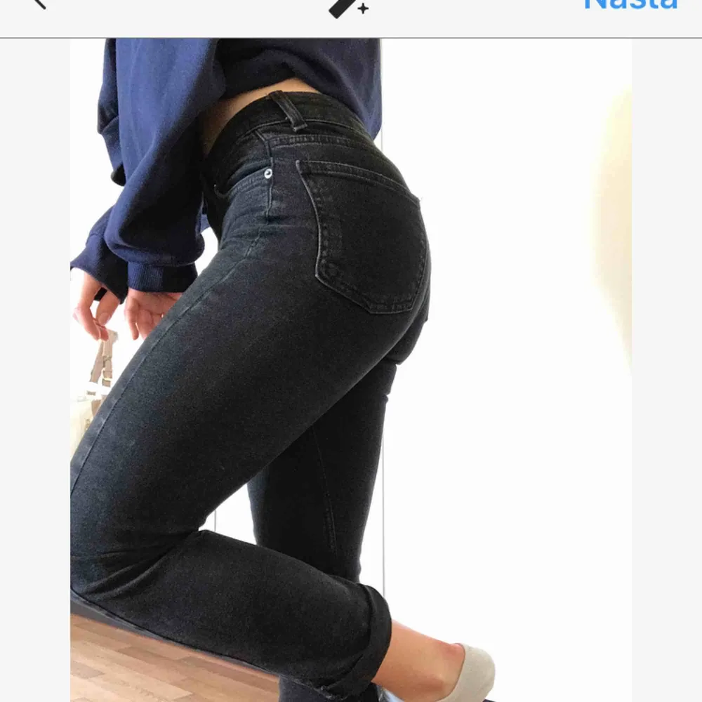 Superfina mom jeans från Bershka! Säljer dem då de inte passar mig längre, annars är de i bra skick! 🥰 . Jeans & Byxor.