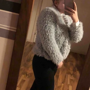  - Mysig fuskpälsjacka från Gina tricot! Knappt använd Frakt 20kr