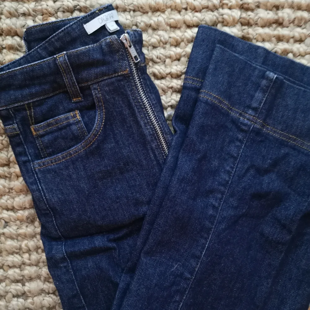 Jeans från Dagmar. Benen är något utsvängda! Sjukt fina jeans, tyvärr passa de inte mig längre. . Jeans & Byxor.