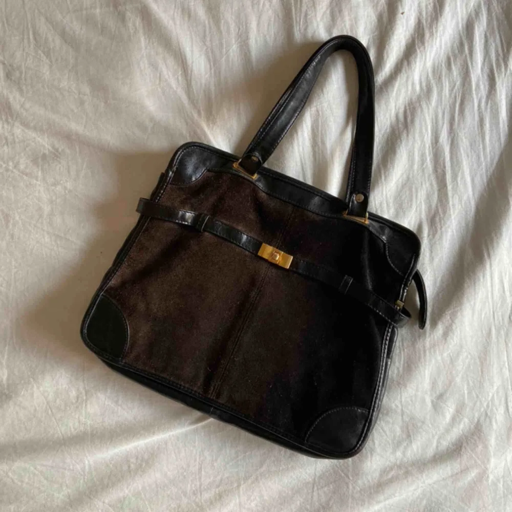 Mycket gammal och retro väska, supercharmig ändå. Den har förlorat sin svarta färg på framsidan och har (som en kan se på bilderna) börjat skifta till brunt, detta syns egentligen mest i sol.  Frakt: 63kr. Väskor.