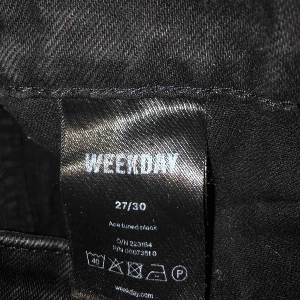 Ett par as nice washed black byxor från weekday i modellen ace! Säljes pga köpte fel storlek:((( 300kr + frakt!✨. Jeans & Byxor.