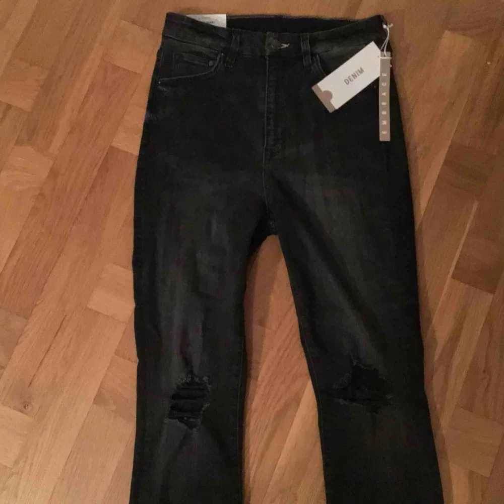 High waisted, skinny, ankle length jeans svarta med hål på knäna från H&M ej använda. Jeans & Byxor.