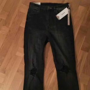  - High waisted, skinny, ankle length jeans svarta med hål på knäna från H&M ej använda