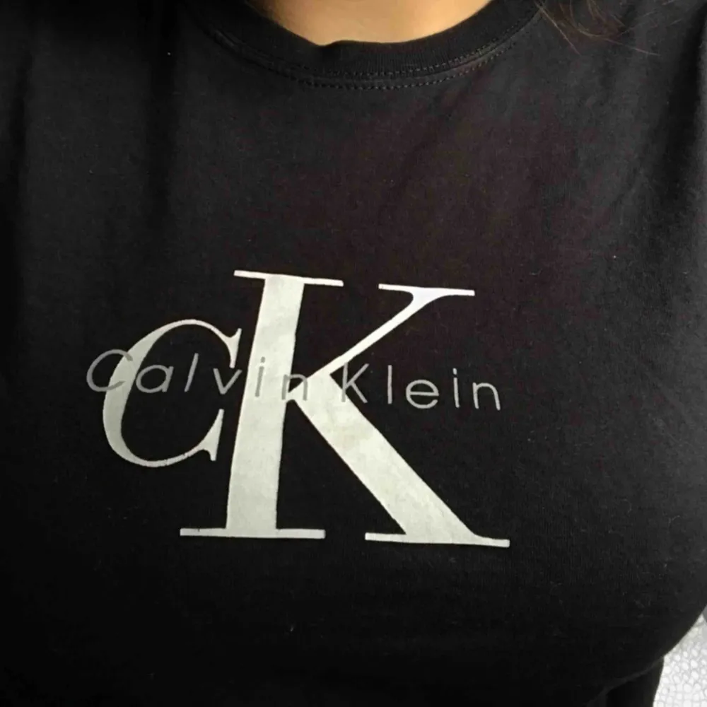 Calvin Klein tröja som är köpt utomlands, därav fake. Bra skick och trycket är mycket fint.. T-shirts.
