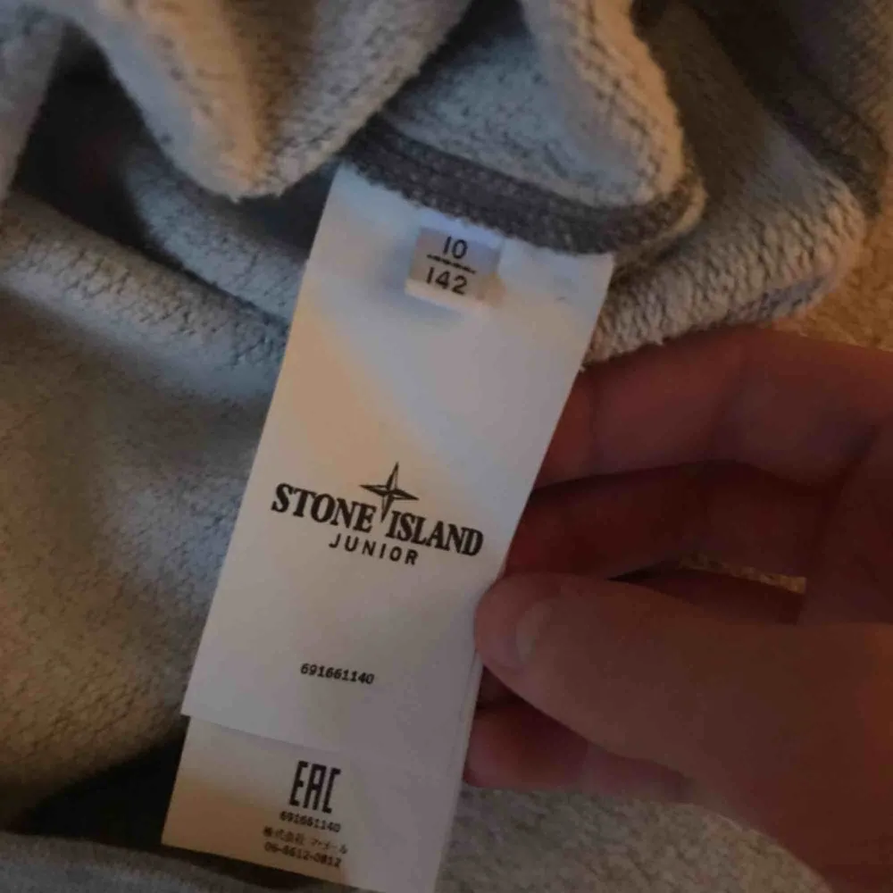 Stone Island Junior hoodie, grå. Cond: 7/10, liten fläck som ska bli åtgärdad. Storlek: 142 men passar större. Hoodies.