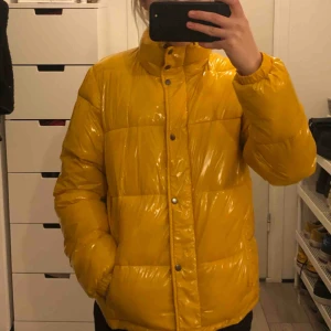 - Helt ny skitsnygg gul lackad jacka från boozt.com, inga skavanker, användas tyvärr bara för lite. Nypris 1599 kr.