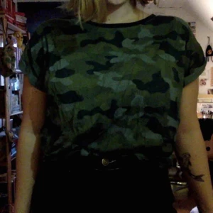  - t-shirt knappt använd. storlek M, färg camo