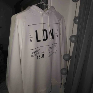  - Vit Huvtröja/hoodie. Kommer ej ihåg vart den är köpt. Använd ca 3 gånger. Storlek xs. Köparen står för frakten.