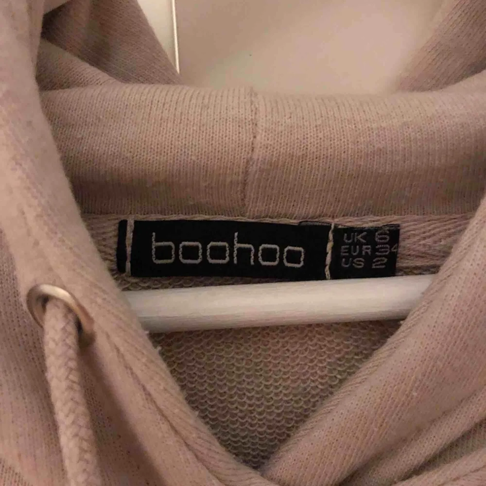 Beige hoodie med lite vidare ärmar, jättemjuk och mysig inuti. Knappt använd :) + fraktkostnad. Hoodies.