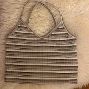  - Tajt croissant top från Pull&Bear. Jättefint skick! Den har tunna band som korsas i ryggen o den är ribbad💫 Fraktar!