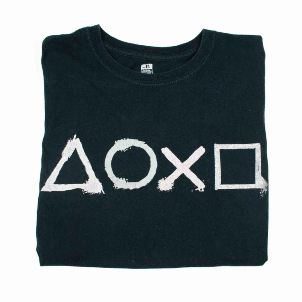 PlayStation buttons t-shirt in black Color is washed out, the print rubbed off SIZE Label: S, fits best XS-M Model: 165/XS Measurements (flat): Front: 62 Pit to pit: 48 Price is final! Free shipping! Ask for the full description! No returns!. T-shirts.