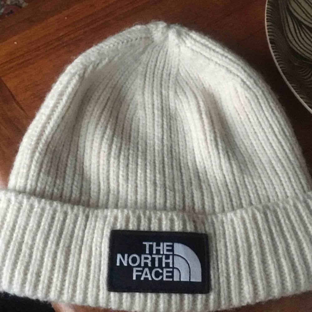 Två stycken fina mössor som knappt är använda, 100kr styck  North face är såld. Accessoarer.