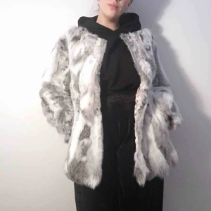  - Jättefin pälsjacka (äkta), står ingen storlek i men uppskattar till en 38.