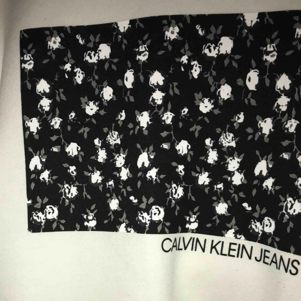 En Calvin Klein sweatshirt, köpt i New York förra sommaren. Helt felfri, jätte fint skick 😁💁‍♀️✨  Frakt: 50kr . Hoodies.